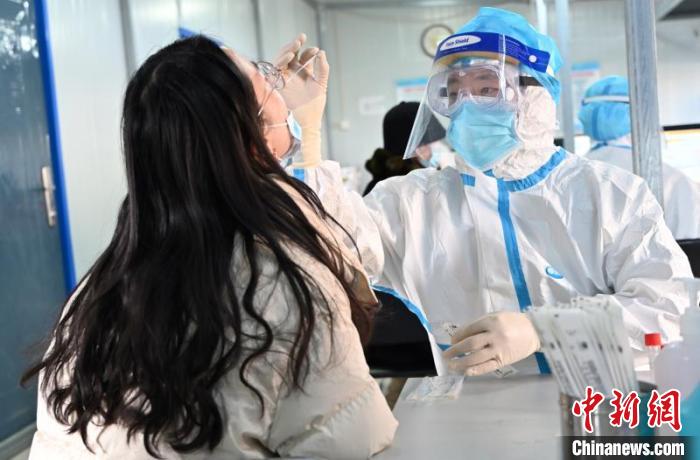 图为内蒙古医科大学附属医院核酸检测现场。　刘文华 摄