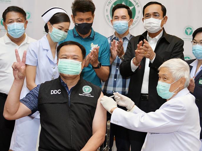 多名泰国政要接种中国新冠疫苗 副总理注射时摆出胜利手势