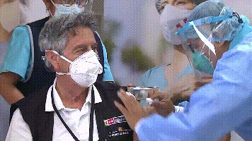 秘鲁总统公开接种第二剂中国疫苗 与医务人员击拳致意