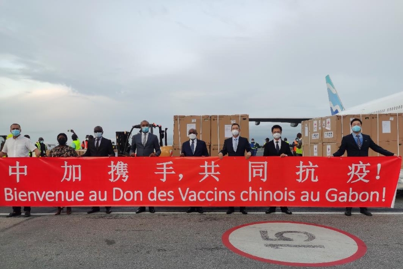 首批中国援助加蓬新冠疫苗运抵利伯维尔