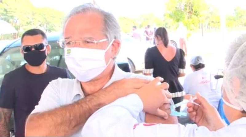 巴西经济部长保罗·格德斯接种中国科兴新冠疫苗
