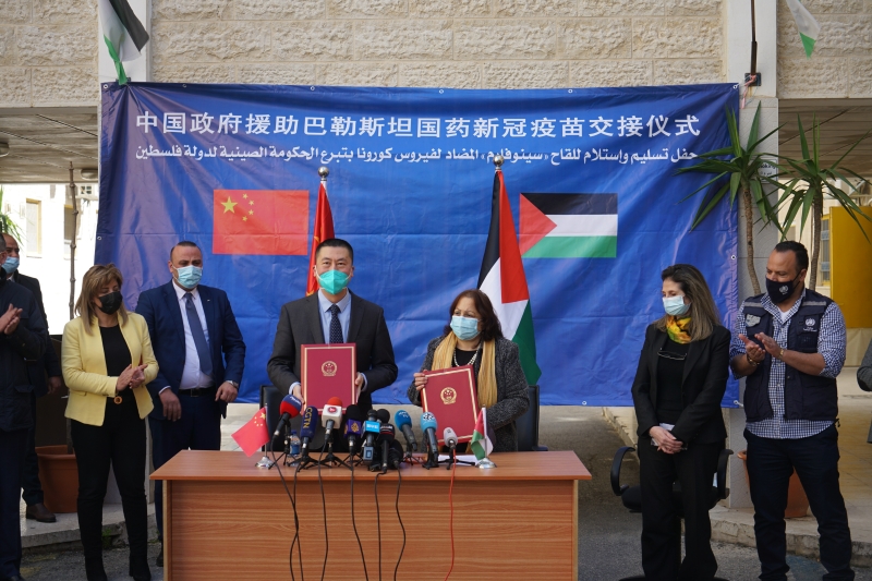 中国捐赠新冠疫苗运抵巴勒斯坦