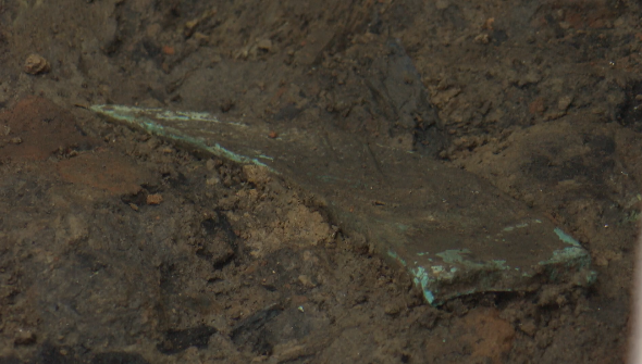 三星堆新发现丨8号坑发现可拼接青铜碎片 或为礼仪用器
