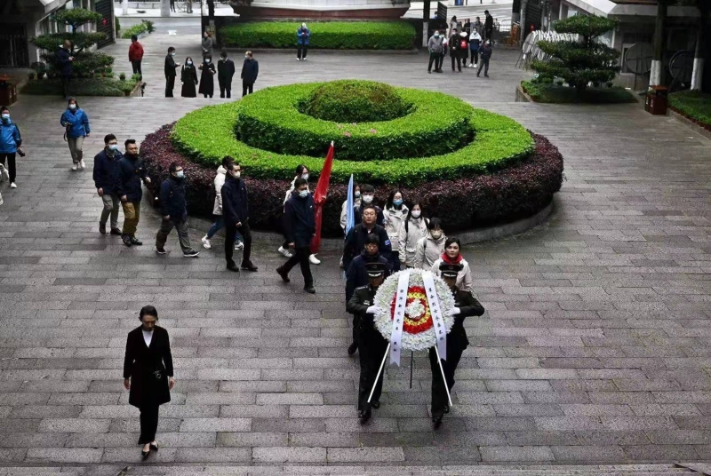 澎湃新闻党委“初心之路”临时党支部成员在井冈山革命烈士陵园向革命先烈敬献花圈。