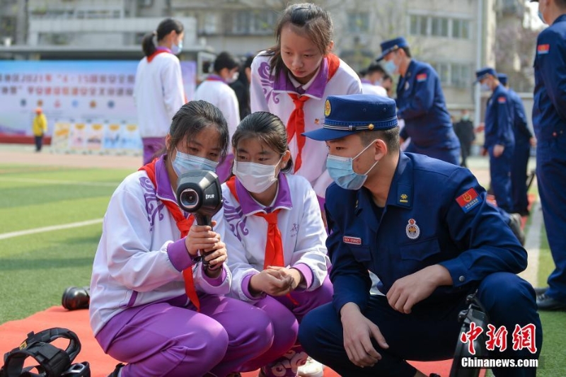 北京中小学生参加“4·15国家安全教育日”活动