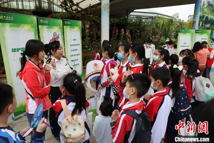 广州海关联合华南植物园开展“维护国门生物安全，活动华南共建美丽生态家园”全民国家安全教育主题活动。走进植物　关悦 摄
