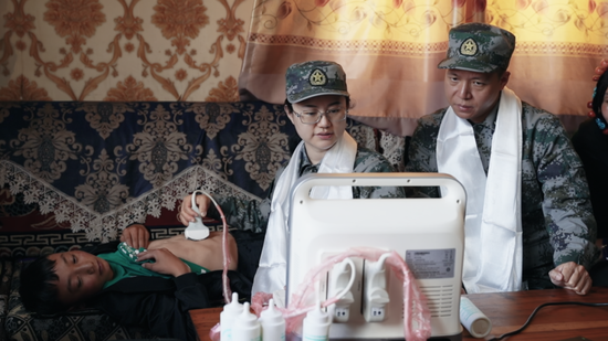 △ 解放军第五医学中心专家朱震宇与团队为西藏地区包虫病患者诊治