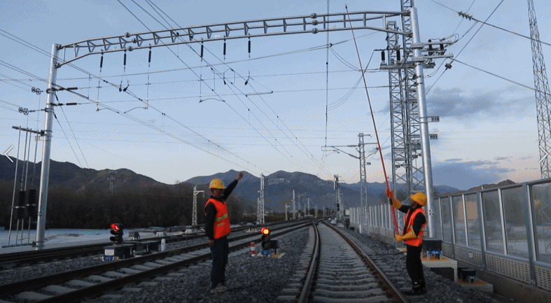 西藏首条电气化铁路拉林铁路全线成功送电
