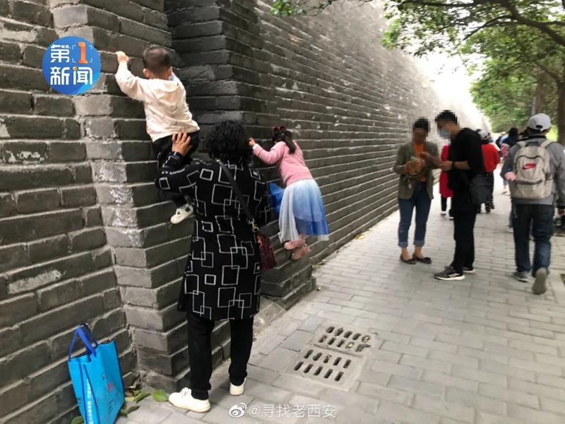 游客参观西安城墙攀爬拍照导致墙体受到破坏 网友：论克赔偿！