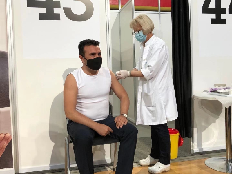 北马其顿总理扎埃夫接种第一剂中国疫苗