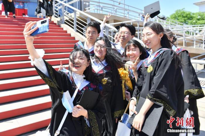 2021的青年节，北京大学在邱德拔体育馆为2020届毕业生补办学位授予仪式。<a target='_blank' href='http://www.chinanews.com/'>中新社</a>记者 田雨昊 摄