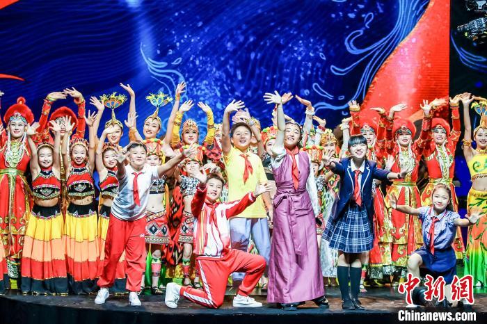 31日，由中国宋庆龄基金会等主办的“我和祖国一起成长”2021年“六一”国际儿童节主题演出活动揭幕。　中国宋庆龄基金会供图