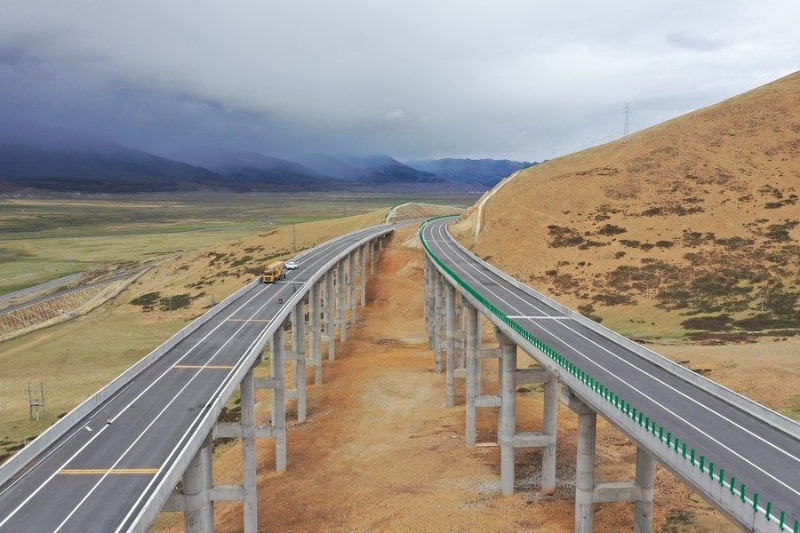 见证“西藏速度”：道桥建设激活“世界屋脊”活力
