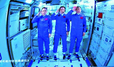 中国航天员首御“天和”巡太空