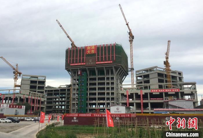 中国首个专业青蒿素研究中心结构封顶 预计明年8月竣工