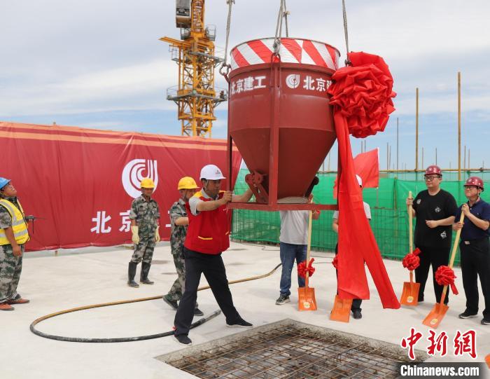 中国中医科学院中药科技园一期青蒿素研究中心项目结构封顶。　北京建工供图