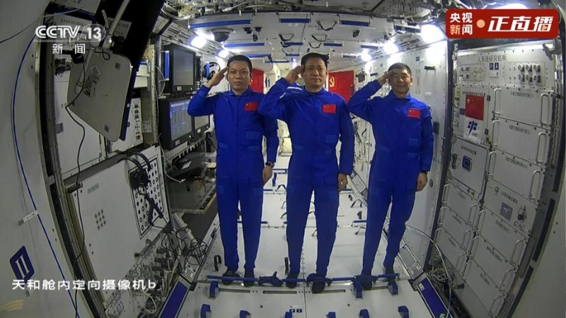 习近平同神舟十二号航天员通话：祝你们在太空工作生活顺利，我们在北京等候各位凯旋！