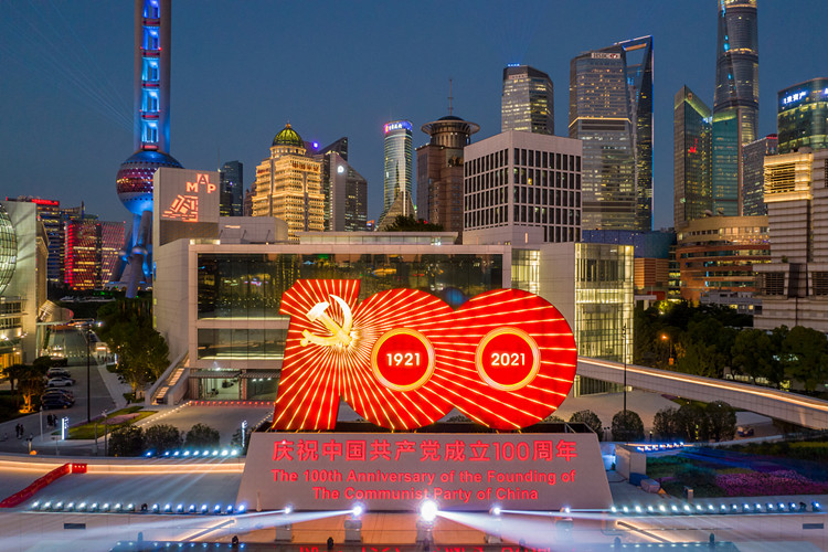 2021年6月22日晚上，“永远跟党走”主题光影秀在上海黄浦江畔的外滩和陆家嘴区域上演。 图源：人民视觉_副本.jpg