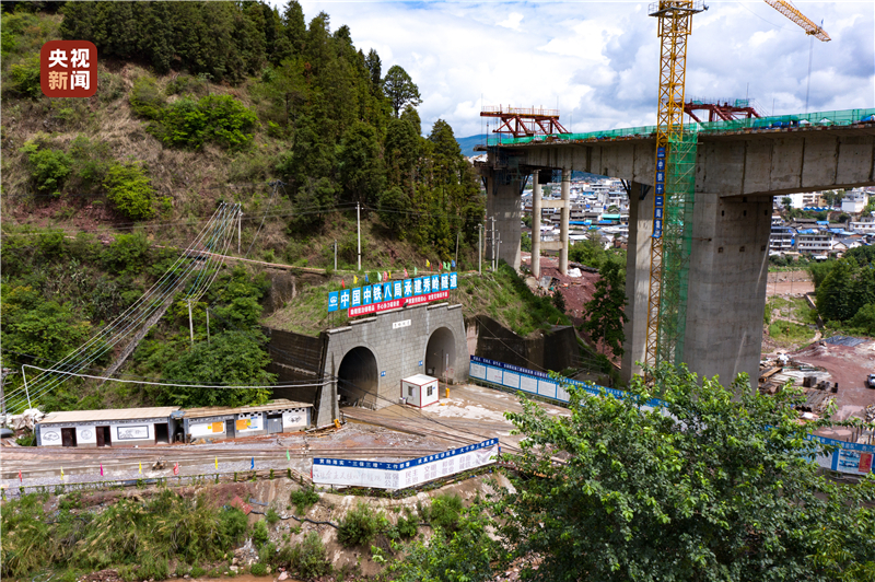 创多项纪录 云南大瑞铁路秀岭隧道贯通