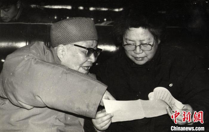 1991年，王于听取隆莲法师(左)的建议。四川省委统战部 供图