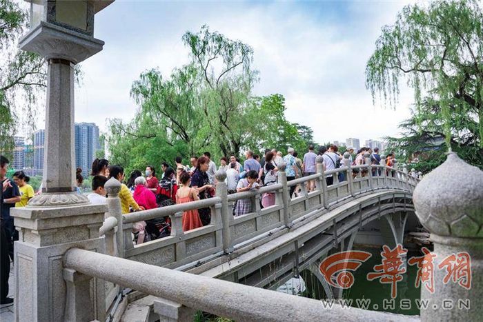 西安兴庆宫公园改造后首日开园 早上6点已有上千人排队