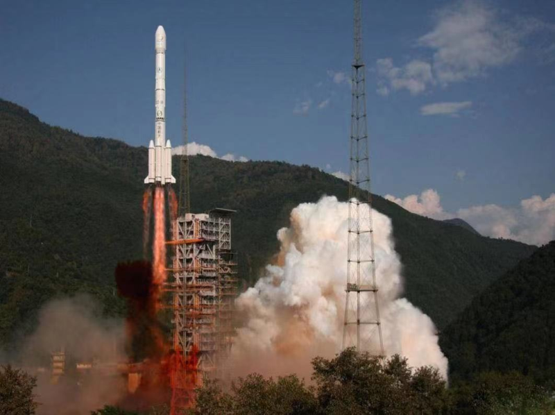 百年瞬间丨“长征三号乙”运载火箭发射欧洲制造“鑫诺1号”通信卫星