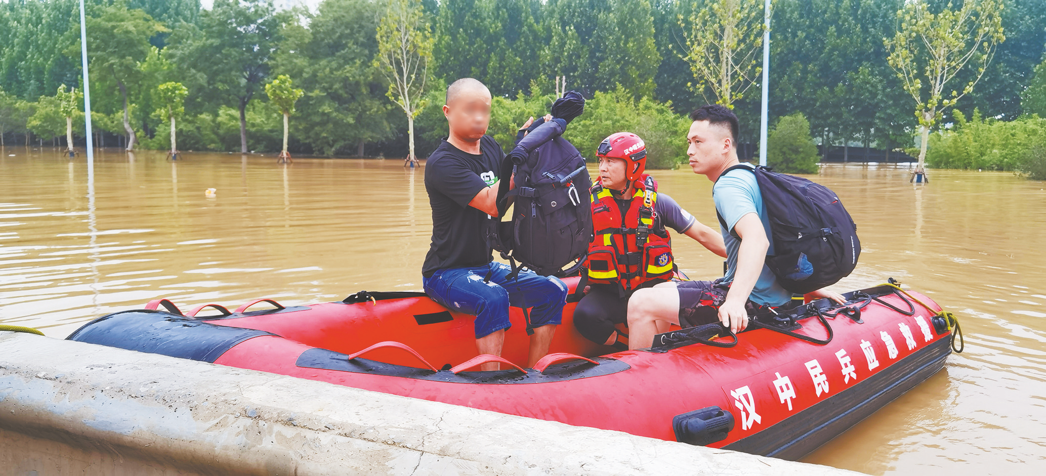 汉中曙光救援第一梯队抵达郑州参与救援