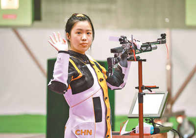 沉稳一枪，杨倩为中国体育代表团拼下奥运首金—— 让五星红旗高高飘扬