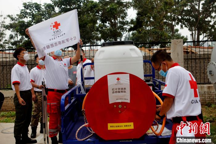 中国红基会灾后重建工作组一行8人，赶赴河南新乡、鹤壁，组织开展“红十字卫生防疫消杀行动” 付春来 摄