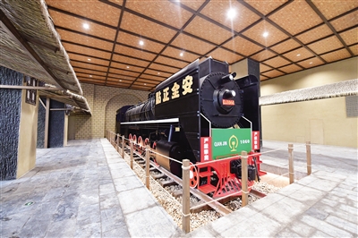 南站房内的火车火车文化展示区。