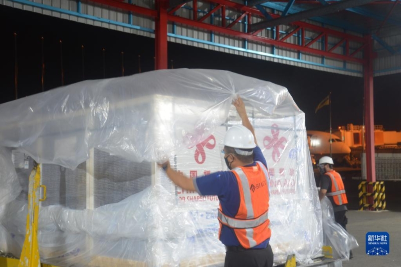第二批中国捐赠新冠疫苗运抵文莱
