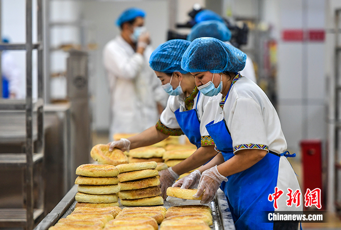 图为9月28日，塞外疆馕文化小镇生产加工车间里，员工正在加工、烤制各种馕产品。 <a target='_blank' href='http://www.chinanews.com/'>中新社</a>记者 刘新 摄