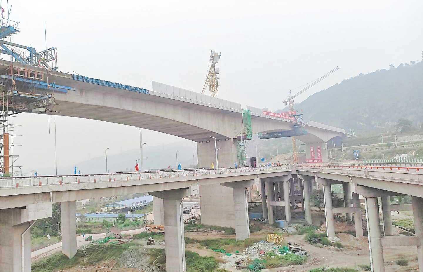 韩城市太史大街西延桥（上跨铁路部分）成功转体