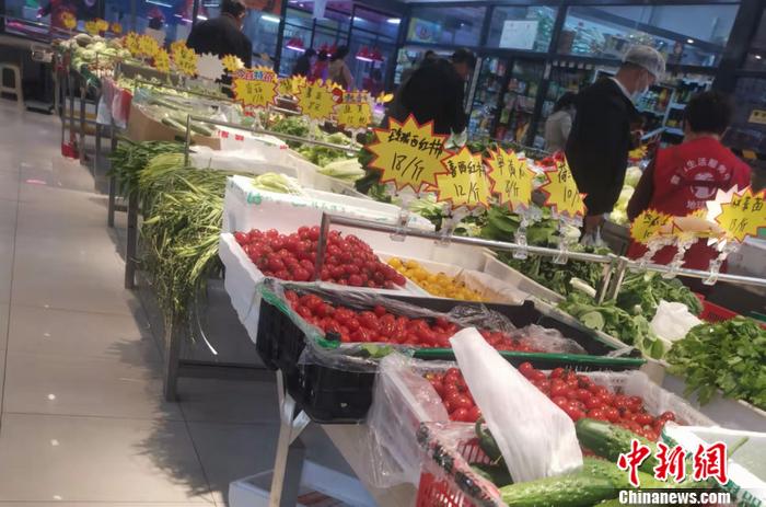 北京西城区某菜市场的蔬菜价格。 <a target='_blank' href='http://www.chinanews.com/' >中新网</a>记者 谢艺观 摄