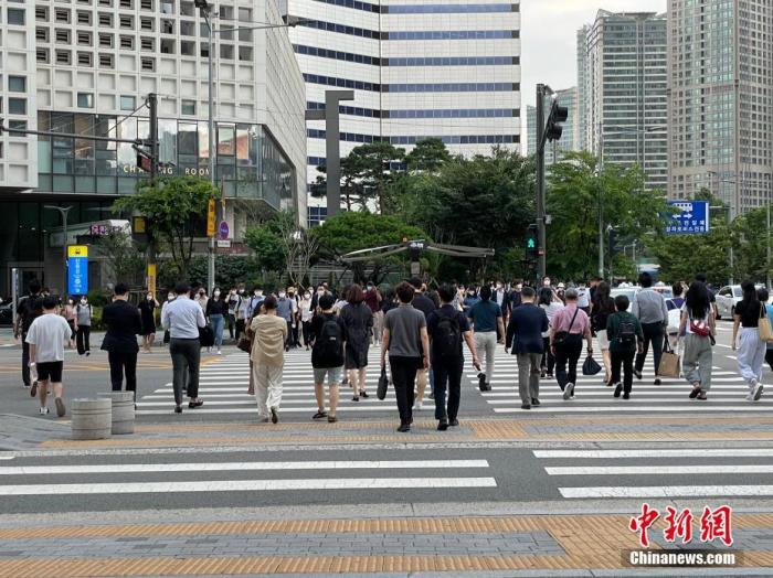 资料图：韩国民众走在街上。可免
