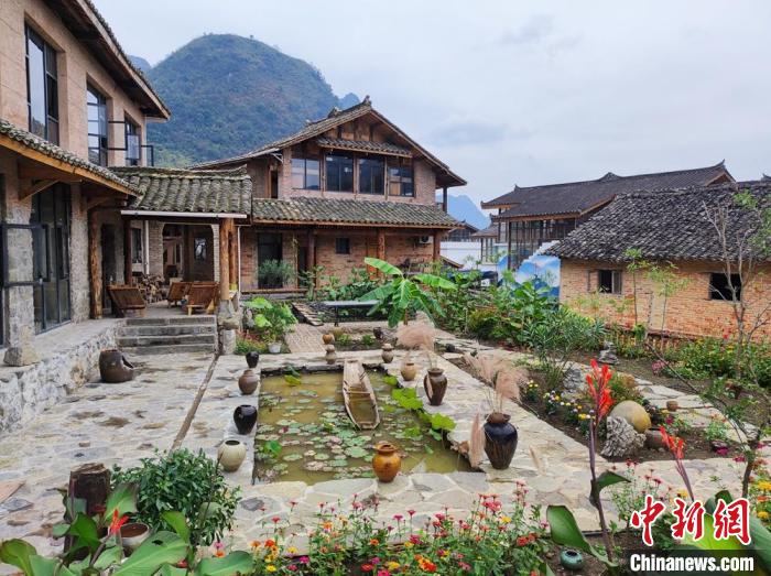 图为艺术家在洪江村改造的老屋庭院一角。　刘美伶 摄