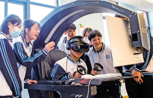 学生在体验VR设备