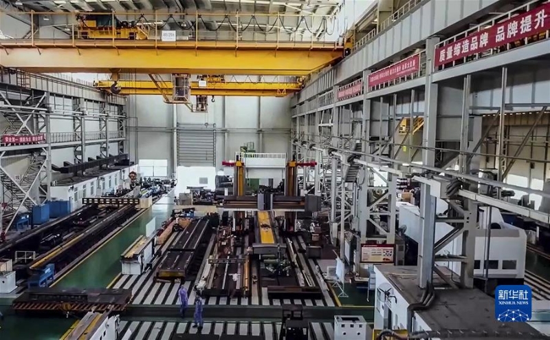 　在中国兵器工业集团武汉重型机床集团有限公司的超大型厂房内，重型机床在运行生产（视频截图）。 新华社发（受访者供图）
