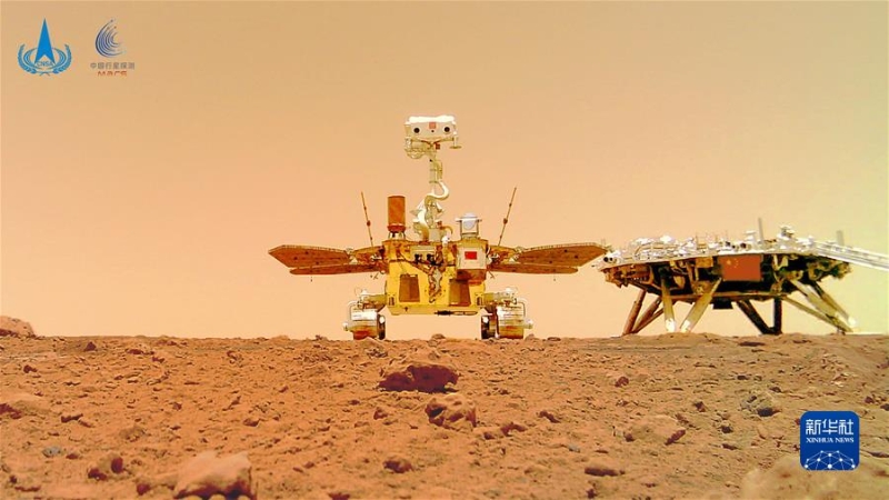 　　这是6月11日公布的由祝融号火星车拍摄的“着巡合影”图。 新华社发（国家航天局供图）