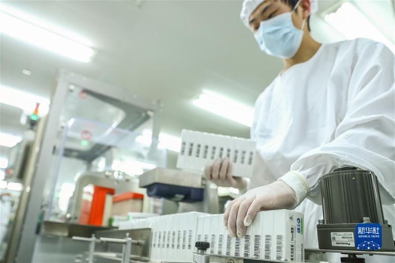 工作人员在国药集团中国生物北京生物制品研究所的新冠病毒灭活疫苗分包装车间内工作（2020年12月25日摄）。 新华社记者 张玉薇 摄