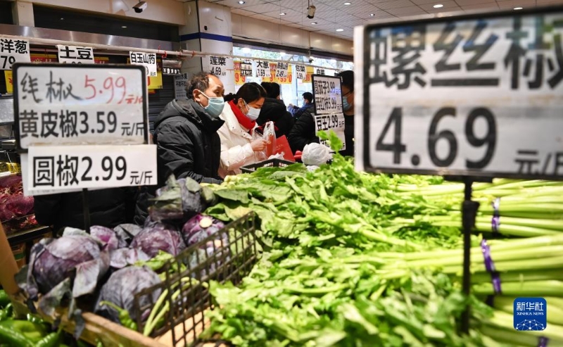 12月26日，市民在西安市朱雀路一家超市购买生活物资。