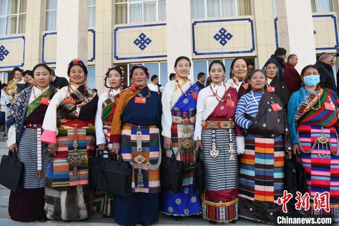 出席西藏十一届人大五次会议的两会陆续炉代表合影。　贡嘎来松 摄