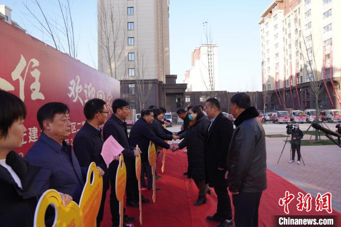 图为2021年11月23日，台前县黄河滩区搬迁群众拿到“金钥匙”。　王为峰 摄