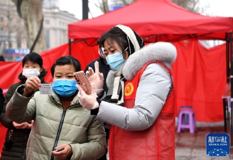 新华全媒+ |和病毒赛跑：郑州抗疫一线的坚守