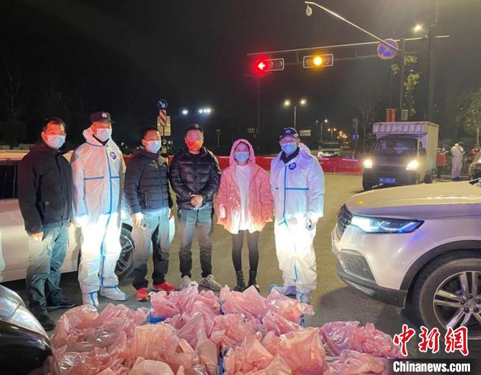 永康市民邵俊杰(右三)和妻子陈婧(右二)为民警准备的210份暖心礼包。　卢杰 摄