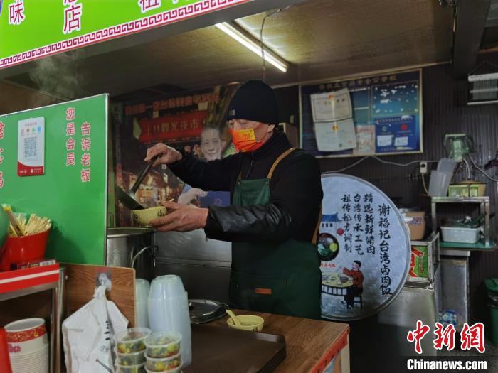 卖卤肉饭的卖卤台湾大叔：期盼台湾早日回到祖国怀抱