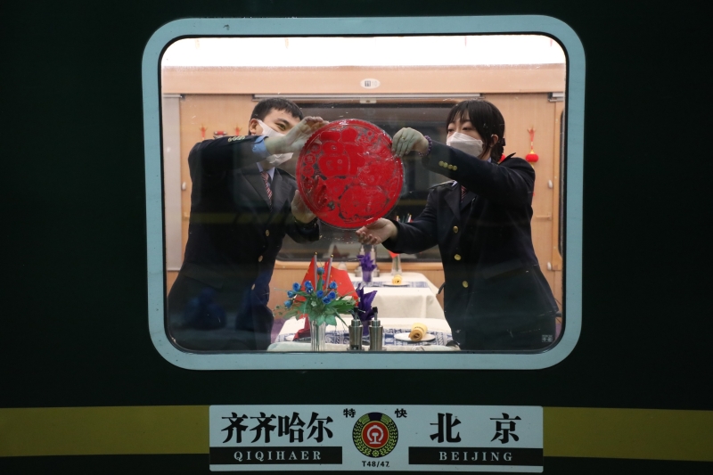 【新春走基层】延续15年的列车“移动春晚”