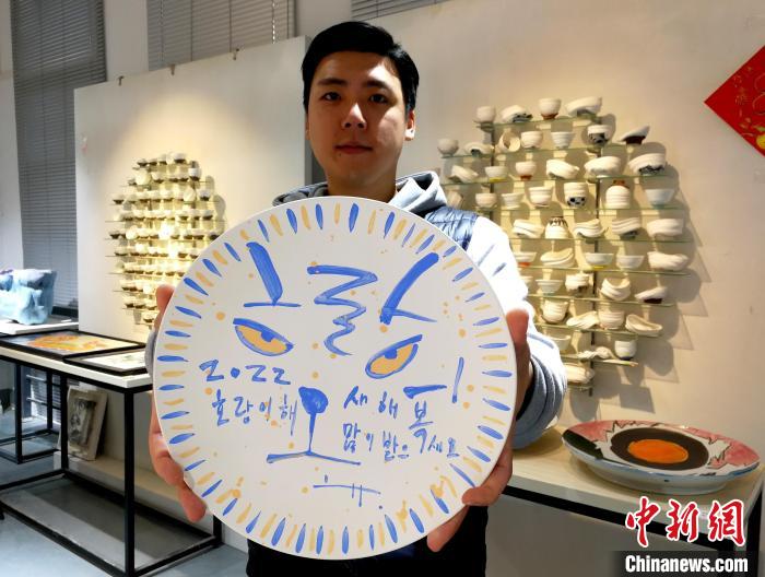 景德镇陶瓷大学韩国留学生柳施亨展示其创作的“虎”主题陶瓷作品。　程万海 摄