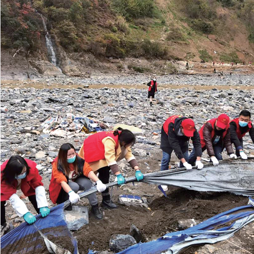 镇坪县干部与志愿者清理河道垃圾