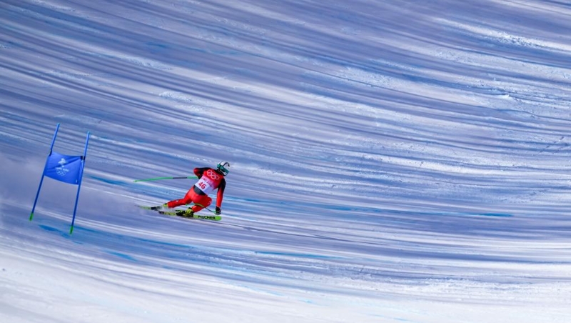 战报|在冬奥会高山滑雪男子全能滑降比赛中，中国选手张洋铭、徐铭甫完赛